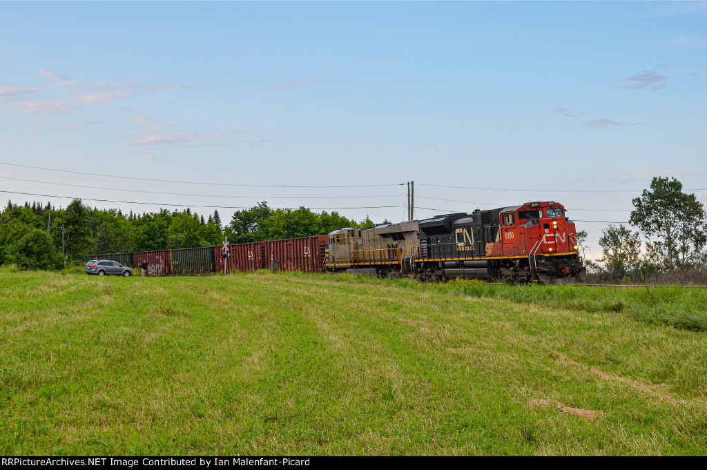 8100 leads CN 562 at Petit-Metis